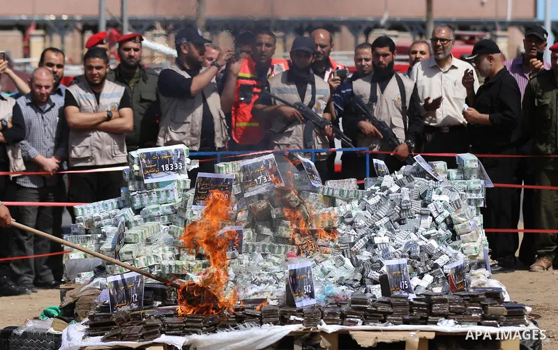 Members of Palestinian anti-drug police burn drugs that were seized by forces, in Gaza City May 11, 2017. Photo by Ashraf Amra
