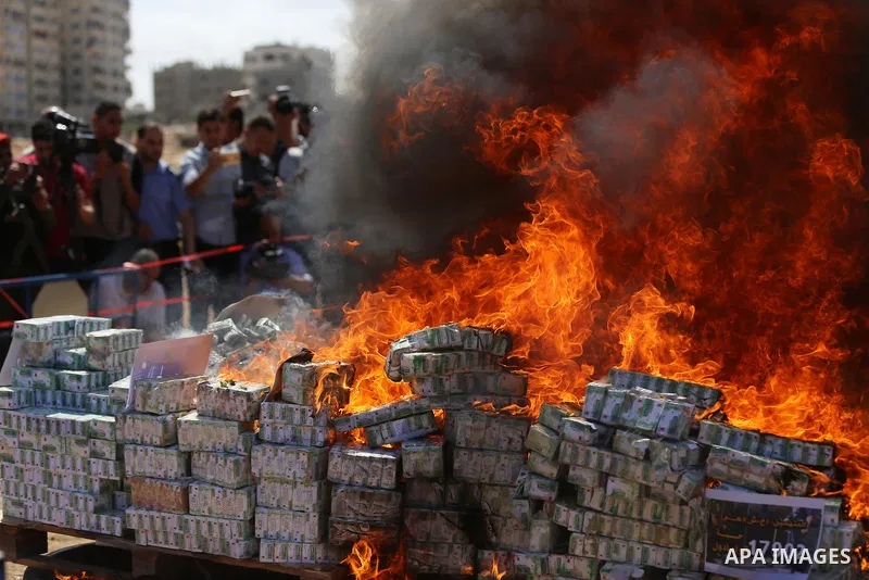 Members of Palestinian anti-drug police burn drugs that were seized by forces, in Gaza City May 11, 2017. Photo by Ashraf Amra
