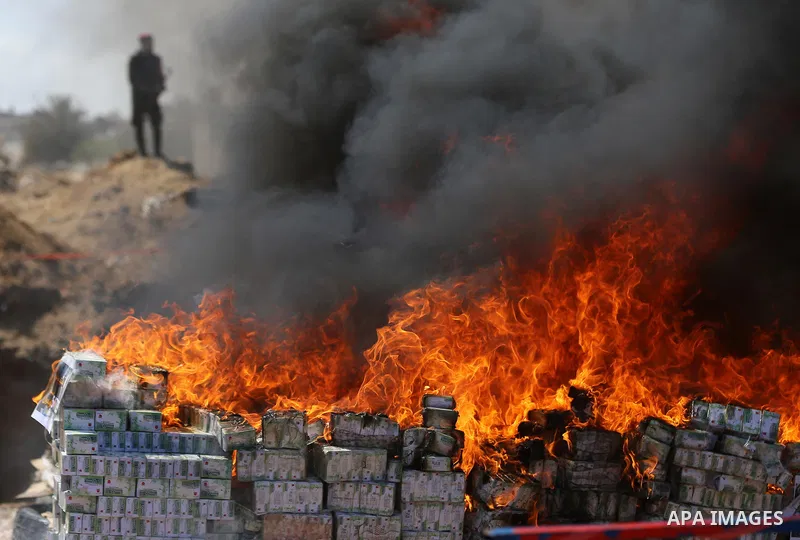 Members of Palestinian anti-drug police burn drugs that were seized by forces, in Gaza City May 11, 2017. Photo by Ashraf Amra