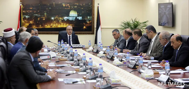 Palestinian Prime Minister Rami Hamdallah chairs a meeting of council of Ministers in the West Bank city of Ramallah, on May 11, 2017. Photo by Prime Minister Office