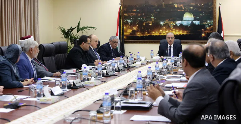 Palestinian Prime Minister Rami Hamdallah chairs a meeting of council of Ministers in the West Bank city of Ramallah, on May 11, 2017. Photo by Prime Minister Office