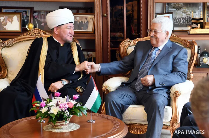 Palestinian President Mahmoud Abbas, meets with the Mufti of the Russian Federation, Rawi Ayin al-Din, in Moscow on May 13, 2017. Photo by Thaer Ganaim