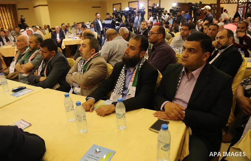 Palestinians attend a meeting organaized by Hamas and Islamic Jihad Movement, in Gaza city, on May 14, 2017. Photo by Ashraf Amra