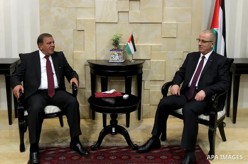 Palestinian Prime Minister Rami Hamdallah meets with Governor of Amman Saad Shehab in the West Bank city of Ramallah on May 14, 2017. Photo by Prime Minister Office