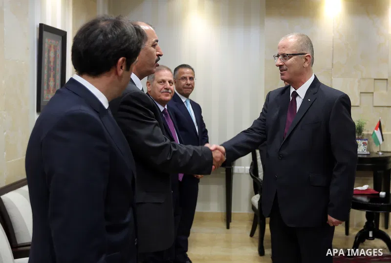 Palestinian Prime Minister Rami Hamdallah meets with Governor of Amman Saad Shehab in the West Bank city of Ramallah on May 14, 2017. Photo by Prime Minister Office