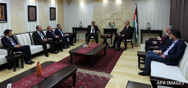 Palestinian Prime Minister Rami Hamdallah meets with Governor of Amman Saad Shehab in the West Bank city of Ramallah on May 14, 2017. Photo by Prime Minister Office