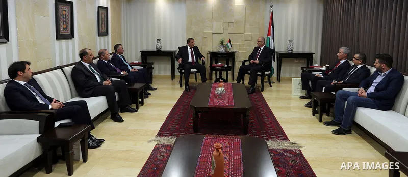 Palestinian Prime Minister Rami Hamdallah meets with Governor of Amman Saad Shehab in the West Bank city of Ramallah on May 14, 2017. Photo by Prime Minister Office