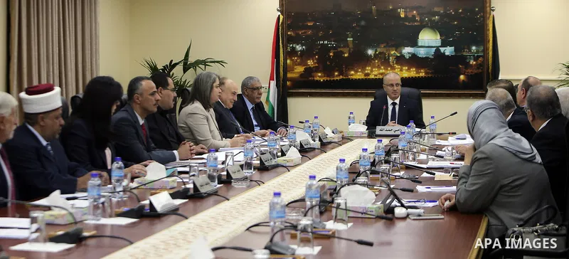 Palestinian Prime Minister Rami hamadallah chairs the Palestinian council meeting in the West Bank city of Ramallah on May 16, 2017. Photo by Prime Minister Office