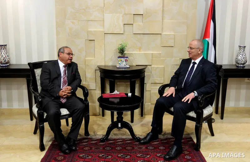 Palestinian Prime Minister Rami Hamdallah meets with Jordanian Justice Minister Awad Abu Jarad at his office, in the West Bank city of Ramallah on May 16, 2017. Photo by Prime Minister Office