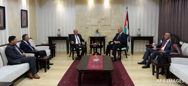 Palestinian Prime Minister Rami Hamdallah meets with Jordanian Justice Minister Awad Abu Jarad at his office, in the West Bank city of Ramallah on May 16, 2017. Photo by Prime Minister Office