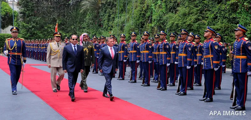 Egyptian President Abdel Fattah al-Sisi and Jordan's King Abdullah II review the honour guard during a welcome ceremony in the Egyptian capital Cairo, on May 17, 2017. Photo by Egyptian President Office