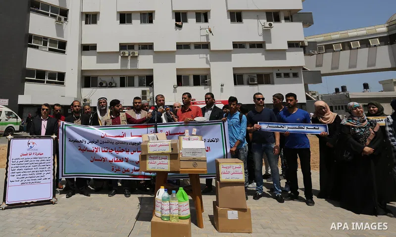 Palestinians take part a protest against Israeli blockade on Gaza strip, at Shifa hospital in Gaza city, on May 18, 2017. Photo by Ashraf Amra