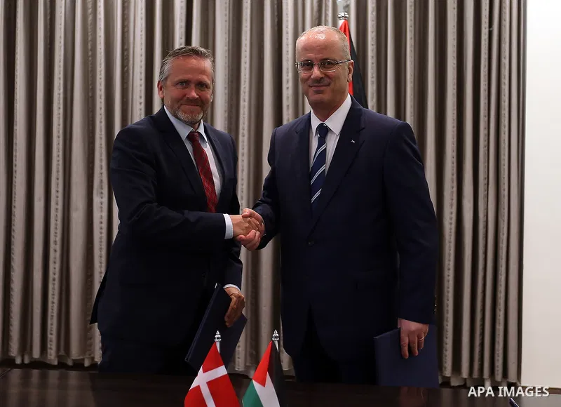 Palestinian Prime Minister, Rami Hamdallah, meets with Danish Foreign Minister Anders Samuelson, in the West Bank city of Ramallah, on May 18, 2017. Photo by Prime Minister Office
