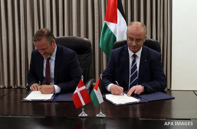 Palestinian Prime Minister, Rami Hamdallah, meets with Danish Foreign Minister Anders Samuelson, in the West Bank city of Ramallah, on May 18, 2017. Photo by Prime Minister Office
