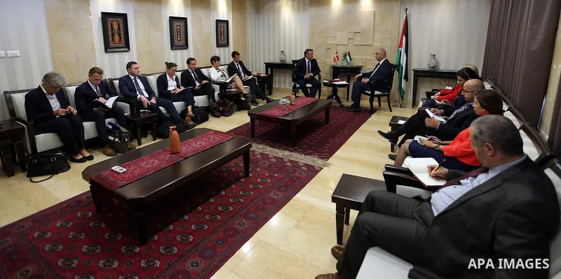 Palestinian Prime Minister, Rami Hamdallah, meets with Danish Foreign Minister Anders Samuelson, in the West Bank city of Ramallah, on May 18, 2017. Photo by Prime Minister Office