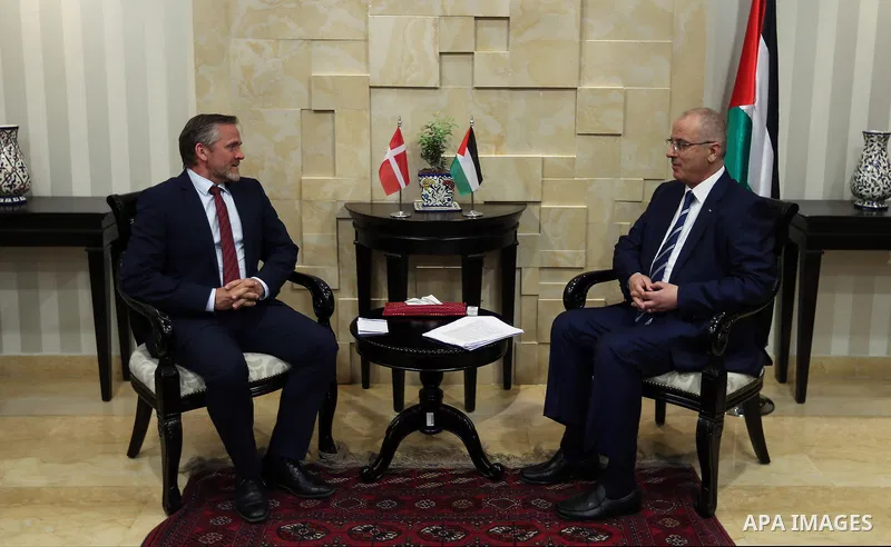 Palestinian Prime Minister, Rami Hamdallah, meets with Danish Foreign Minister Anders Samuelson, in the West Bank city of Ramallah, on May 18, 2017. Photo by Prime Minister Office