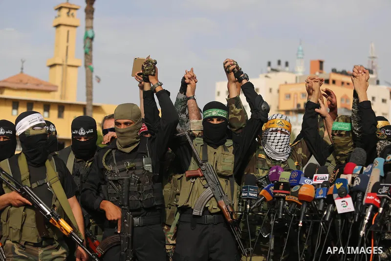 Representatives of various Palestinian armed factions take part in a news conference in support of Palestinian prisoners on hunger strike in Israeli jails, in Gaza City May 18, 2017. Photo by Ashraf Amra