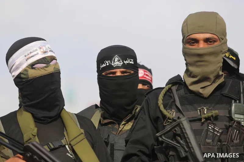 Representatives of various Palestinian armed factions take part in a news conference in support of Palestinian prisoners on hunger strike in Israeli jails, in Gaza City May 18, 2017. Photo by Ashraf Amra