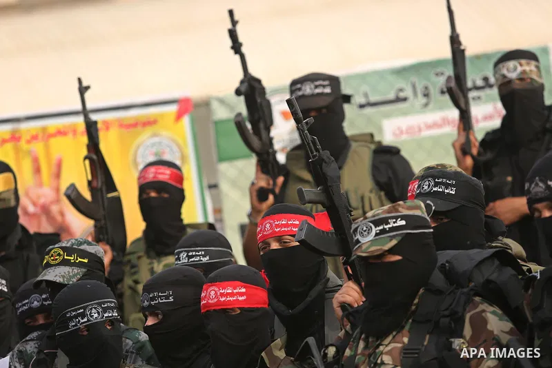 Representatives of various Palestinian armed factions take part in a news conference in support of Palestinian prisoners on hunger strike in Israeli jails, in Gaza City May 18, 2017. Photo by Ashraf Amra