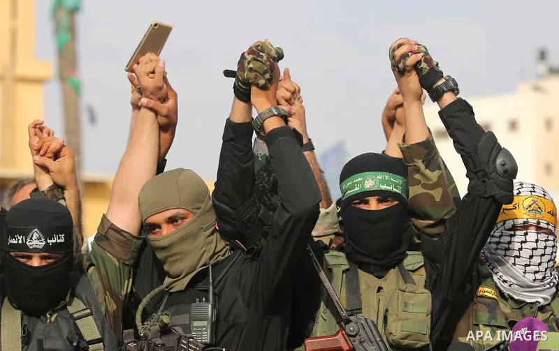 Representatives of various Palestinian armed factions take part in a news conference in support of Palestinian prisoners on hunger strike in Israeli jails, in Gaza City May 18, 2017. Photo by Ashraf Amra