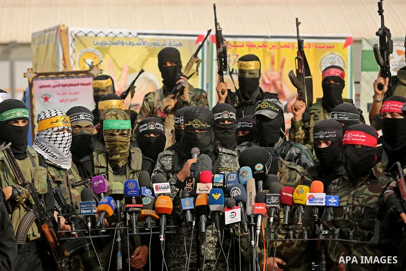 Representatives of various Palestinian armed factions take part in a news conference in support of Palestinian prisoners on hunger strike in Israeli jails, in Gaza City May 18, 2017. Photo by Ashraf Amra
