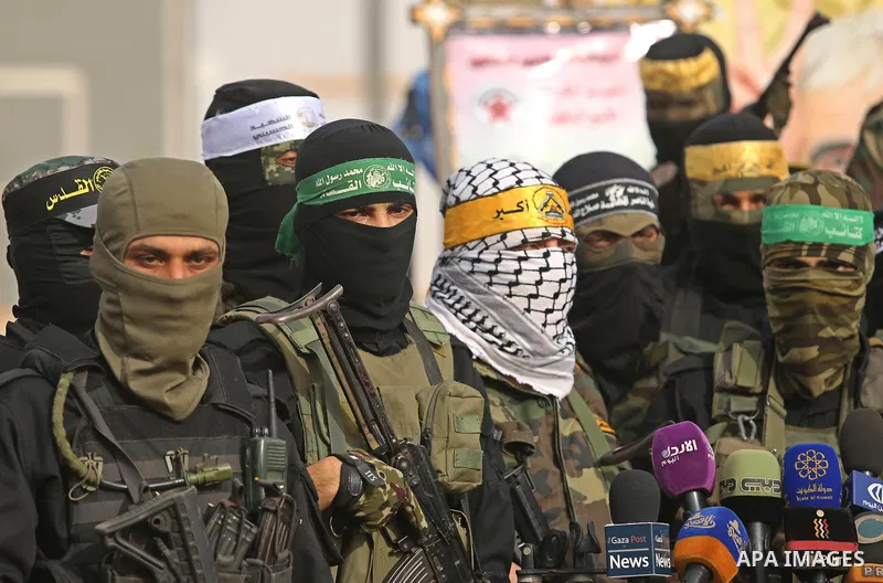 Representatives of various Palestinian armed factions take part in a news conference in support of Palestinian prisoners on hunger strike in Israeli jails, in Gaza City May 18, 2017. Photo by Ashraf Amra