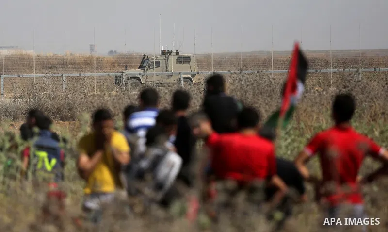 Palestinian protesters clash with Israeli security forces following a protest against the blockade on Gaza Strip, near Nahal Oz crossing east of Gaza City on May 19, 2017. Photo by Ashraf Amra
