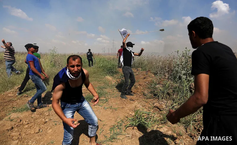 Palestinian protesters clash with Israeli security forces following a protest against the blockade on Gaza Strip, near Nahal Oz crossing east of Gaza City on May 19, 2017. Photo by Ashraf Amra