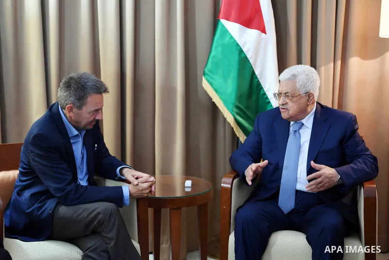 Palestinian President Mahmoud Abbas meets with the head of the International Red Cross, in Amman, Jordan, on May 19, 2017. Photo by Thaer Ganaim