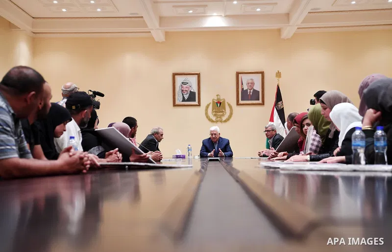 Palestinian President Mahmoud Abbas (Abu Mazen) meets with the families of the prisoners in the West Bank city of Bethlehem, on May 22, 2017. Photo by Thaer Ganaim