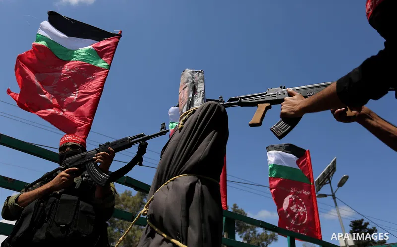 Palestinian militants from the Popular Front for the Liberation of Palestine (PFLP) aim their weapons at an effigy depicting U.S. President Donald Trump, in Gaza City May 23, 2017. Photo by Ashraf Amra