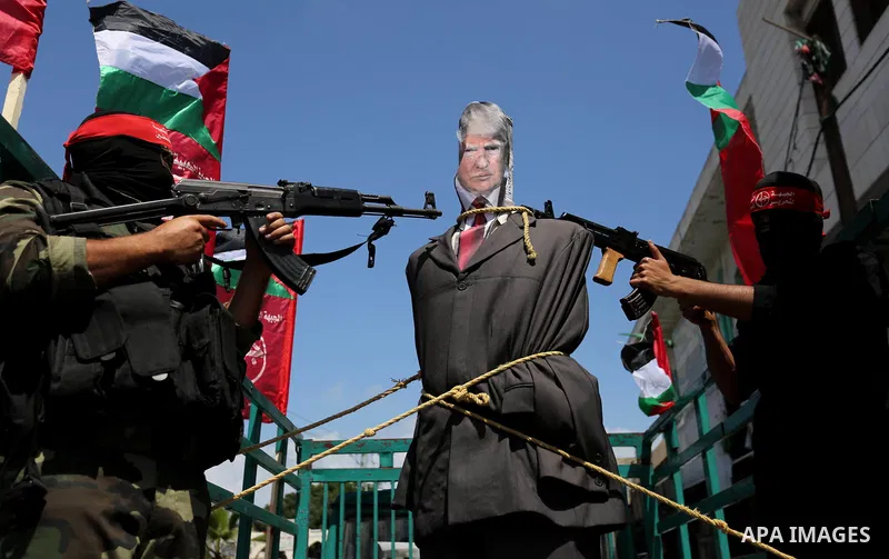Palestinian militants from the Popular Front for the Liberation of Palestine (PFLP) aim their weapons at an effigy depicting U.S. President Donald Trump, in Gaza City May 23, 2017. Photo by Ashraf Amra