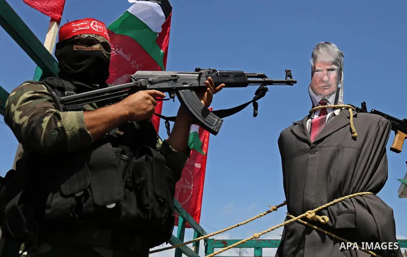 Palestinian militants from the Popular Front for the Liberation of Palestine (PFLP) aim their weapons at an effigy depicting U.S. President Donald Trump, in Gaza City May 23, 2017. Photo by Ashraf Amra