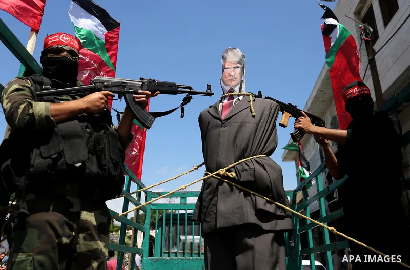 Palestinian militants from the Popular Front for the Liberation of Palestine (PFLP) aim their weapons at an effigy depicting U.S. President Donald Trump, in Gaza City May 23, 2017. Photo by Ashraf Amra