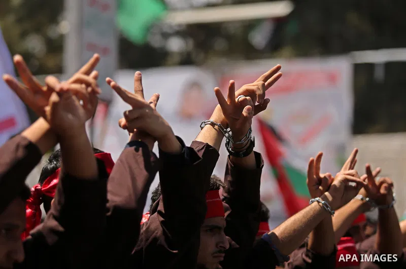 Palestinian demonstrators take part in a protest in support of Palestinian prisoners held in Israeli jails and against the visit of U.S. President Donald Trump, in Gaza City May 23, 2017. Photo by Ashraf Amra