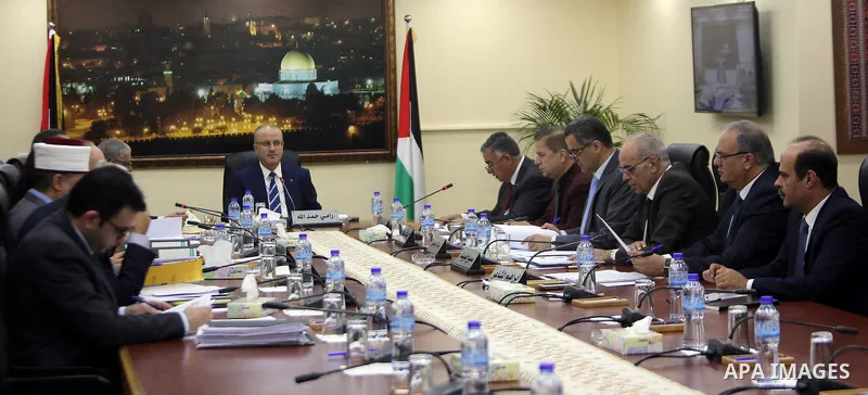 Palestinian Prime Minister Rami hamdallah chairs the Palestinian council meeting in the West Bank city of Ramallah on May 23, 2017. Photo by Prime Minister Office