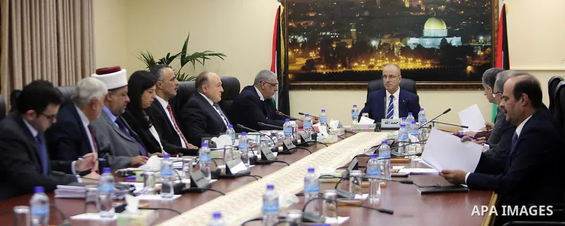 Palestinian Prime Minister Rami hamdallah chairs the Palestinian council meeting in the West Bank city of Ramallah on May 23, 2017. Photo by Prime Minister Office