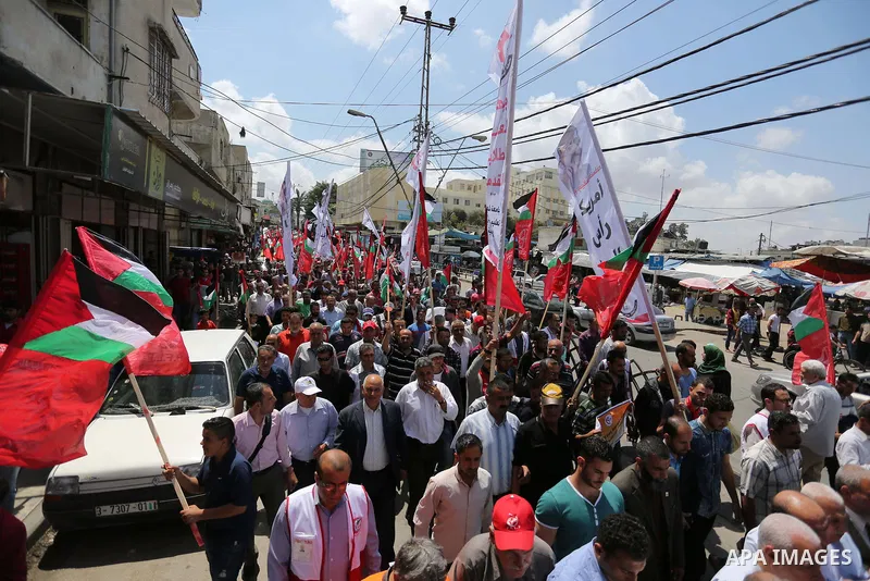 Palestinian demonstrators take part in a protest in support of Palestinian prisoners held in Israeli jails and against the visit of U.S. President Donald Trump, in Gaza City May 23, 2017. Photo by Ashraf Amra