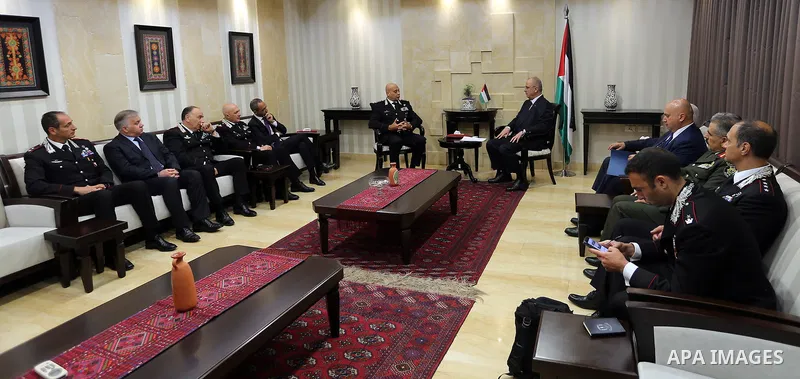 Palestinian Prime Minister, Rami Hamdallah, meets with Italian police delegation, in the West Bank city of Ramallah, on May 24, 2017. Photo by Prime Minister Office