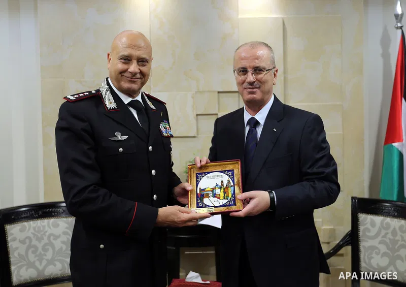 Palestinian Prime Minister, Rami Hamdallah, meets with Italian police delegation, in the West Bank city of Ramallah, on May 24, 2017. Photo by Prime Minister Office