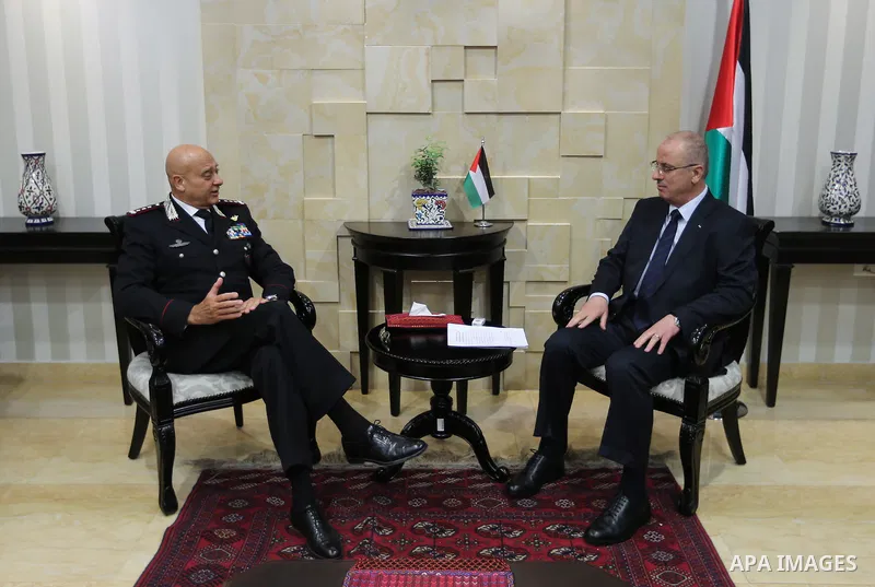 Palestinian Prime Minister, Rami Hamdallah, meets with Italian police delegation, in the West Bank city of Ramallah, on May 24, 2017. Photo by Prime Minister Office