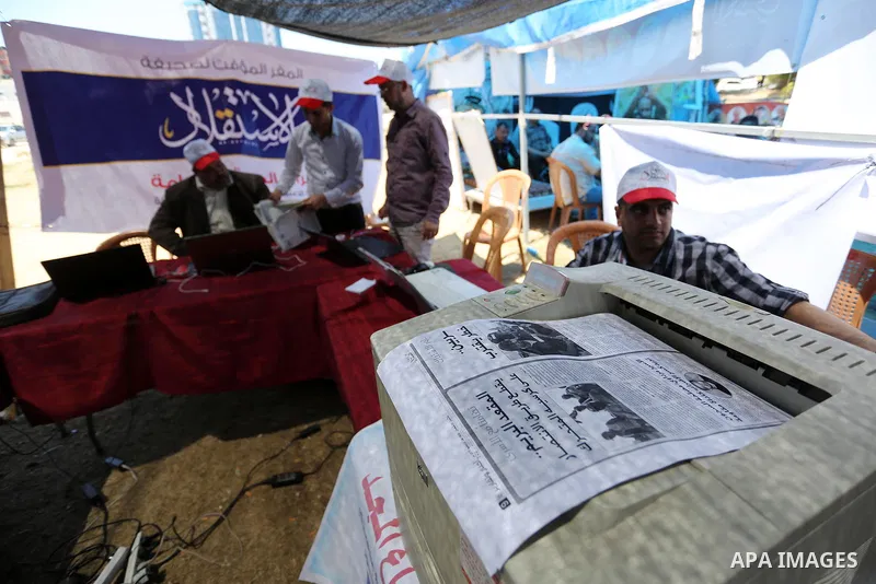Palestinian Journalists from al-Estqlal newspaper work on printing special edition about Palestinian hunger-striking prisoners held in Israeli jails to solidarity with them at protest tent in Gaza city on May 24, 2017. P...