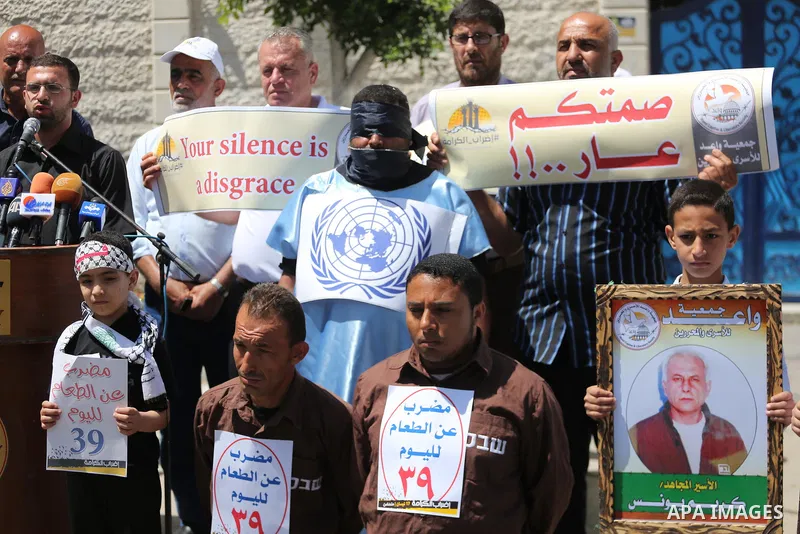 Palestinians take part in a protest in support of Palestinian prisoners held in Israeli jails, in Gaza City May 25, 2017. Photo by Mohammed Asad