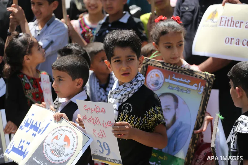 Palestinian children take part in a protest in support of Palestinian prisoners held in Israeli jails, in Gaza City May 25, 2017. Photo by Mohammed Asad