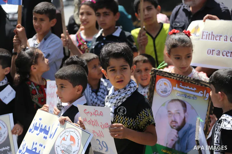 Palestinian children take part in a protest in support of Palestinian prisoners held in Israeli jails, in Gaza City May 25, 2017. Photo by Mohammed Asad