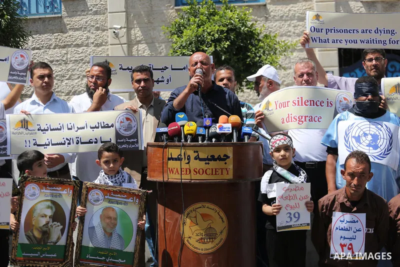 Palestinians take part in a protest in support of Palestinian prisoners held in Israeli jails, in Gaza City May 25, 2017. Photo by Mohammed Asad