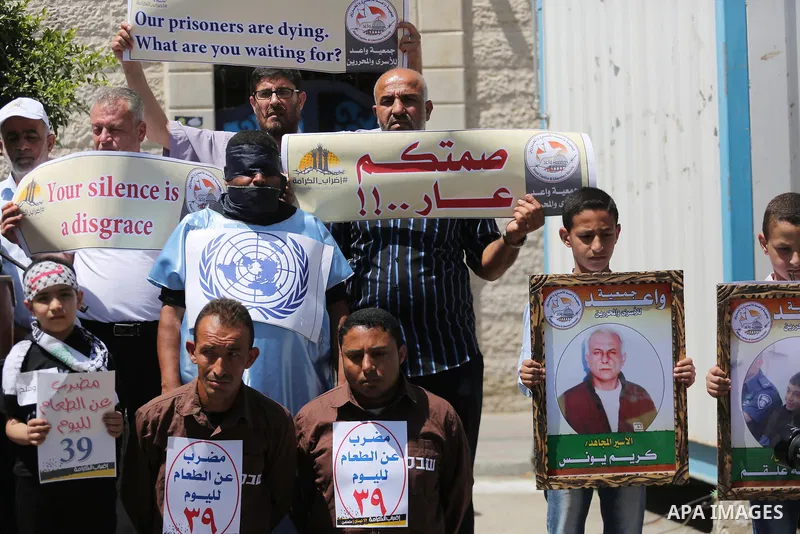 Palestinians take part in a protest in support of Palestinian prisoners held in Israeli jails, in Gaza City May 25, 2017. Photo by Mohammed Asad
