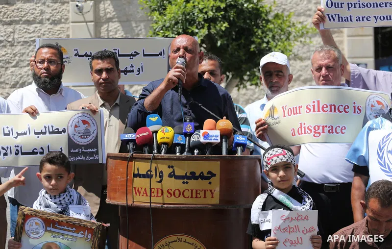 Palestinians take part in a protest in support of Palestinian prisoners held in Israeli jails, in Gaza City May 25, 2017. Photo by Mohammed Asad