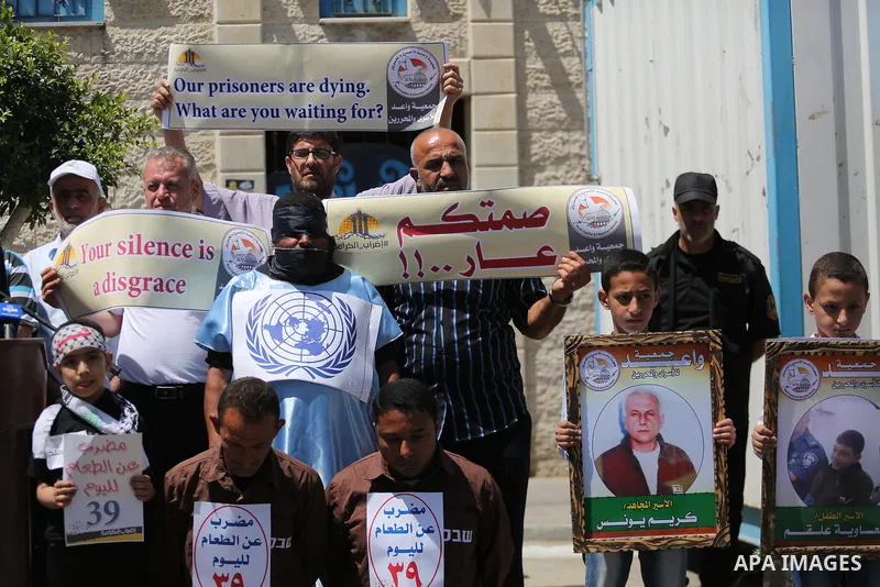 Palestinians take part in a protest in support of Palestinian prisoners held in Israeli jails, in Gaza City May 25, 2017. Photo by Mohammed Asad