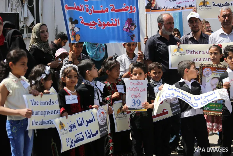 Palestinian children take part in a protest in support of Palestinian prisoners held in Israeli jails, in Gaza City May 25, 2017. Photo by Mohammed Asad